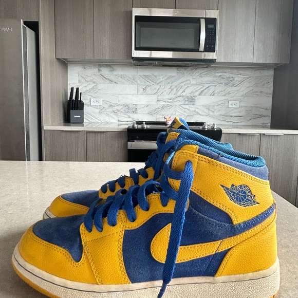 Jordan 1s Laney (suede) - Picture 2 of 6